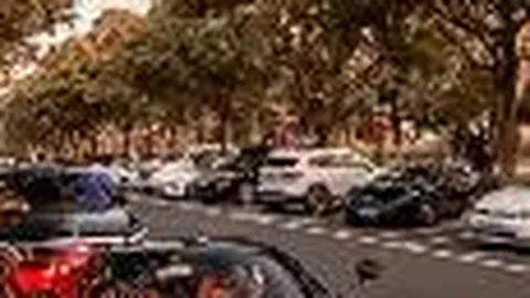 神采奕奕！严屹宽展示奶奶荣获党庆50周年勋章合影