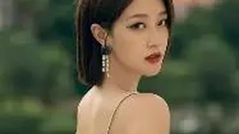 “偶遇58岁王祖贤街头潮装秀，单脚桌踩造型抢眼，鼻孔不对称成亮点”