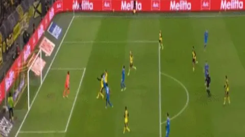 尤文球员夜不安寝，埃因霍温球迷烟花扰眠引媒体报道