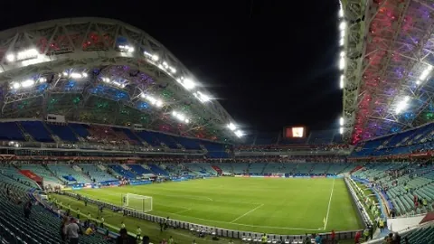 “英力士或启动裁员潮，曼联困境引发讨论，专家强调弗格森需担责”